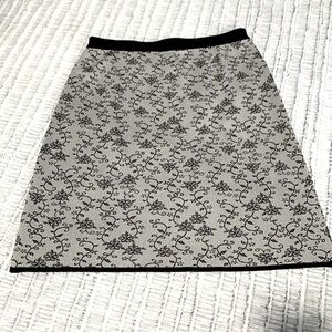 Woman’s Beautiful Exclusively Misook Skirt..
